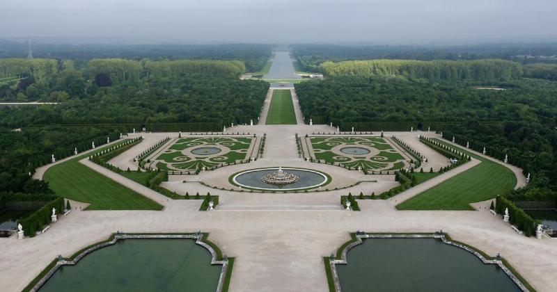 Les magnifiques jardins de Versailles conçus par André Le Nôtre, avec des fontaines et des allées géométriques